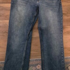 Izod Men's Relaxed Jeans in Classic Blue